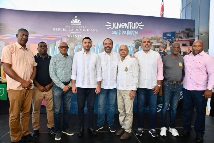 En-el-centro-Carlos-Valdez-y-Alberto-Rodriguez-junto-a-personalidades-Foto-Felix-Lara-El-Nuevo-Diario.jpeg