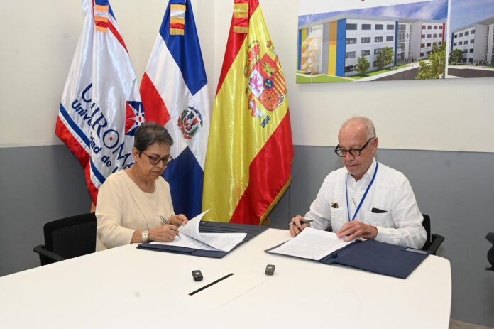 La presidenta del Voluntariado Banreservas, doctora Carmen Alicia Quijano de Aguilera, y el rector de UNIROMANA, doctor Manuel Hernández.