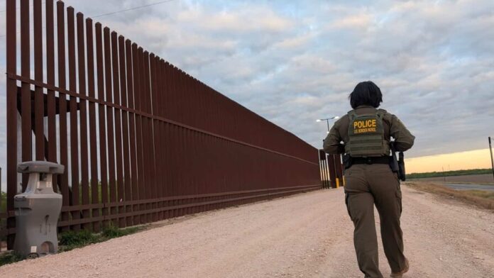 casi-400-dominicanos-detenidos-en-frontera-2025-por-cbp-fc1592ac-focus-0-0-896-504