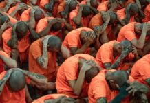 Rapados y con uniformes naranja, Costa Rica comienza el traslado de presos a su megacárcel
