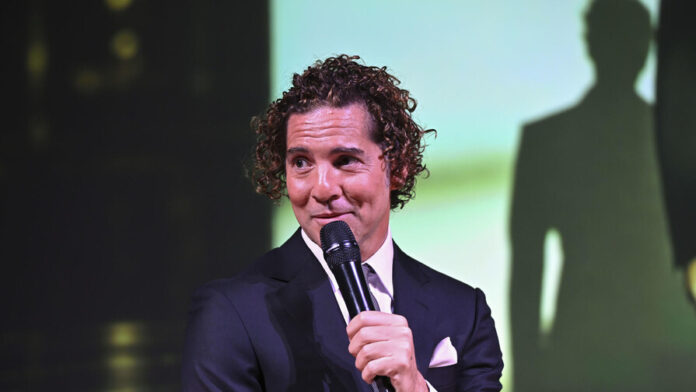 Bisbal, "nada inspirado" por el pop actual, se refugia en los clásicos de los años 70 y 80